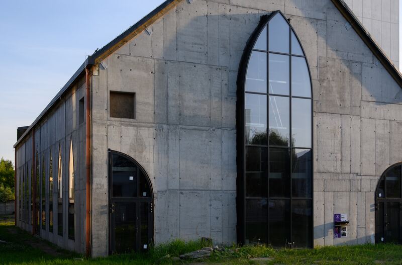 Nowe okna w ścianie frontowej budowanego kościoła