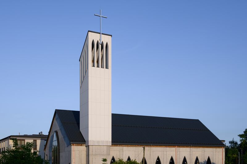 Boczny widok budowanego kościoła z wieżą